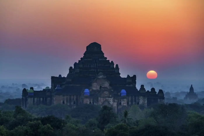 Ciel de Bagan au coucher du soleil