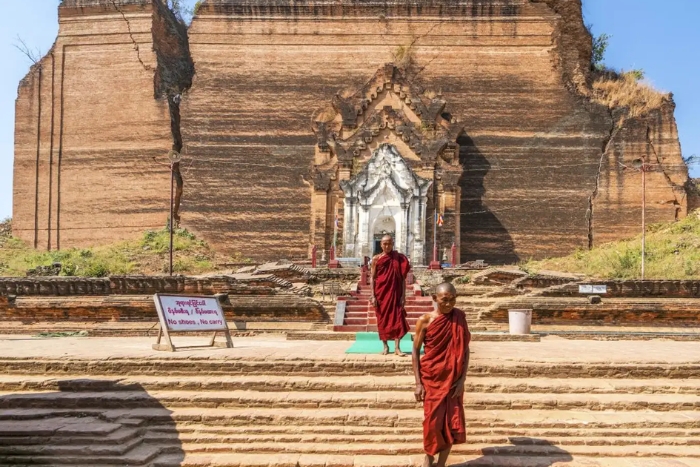 Les ruines inachevées de la pagode Mingun construites en briques rouges