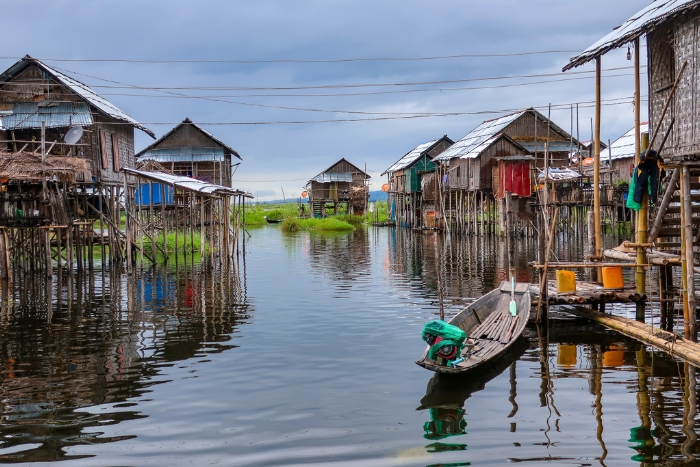 Explorer les villages flottants sur le lac