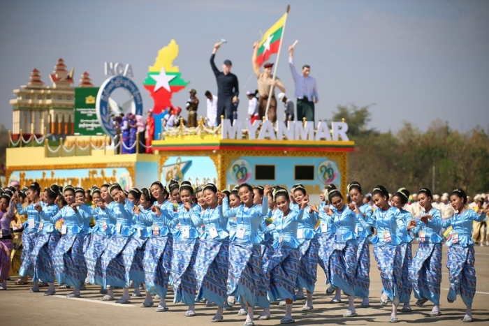 Des gens se produisent lors des célébrations du 75e anniversaire de l'indépendance de la Birmanie à Nay Pyi Taw, en Birmanie, le 4 janvier 2023