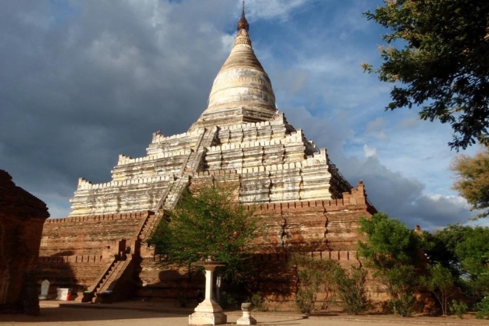 Pagode Shwesandaw dans le vieux Bagan