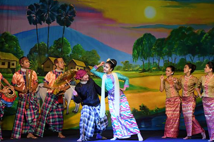 Danse traditionnelle U Shwe Yoe et Daw Moe