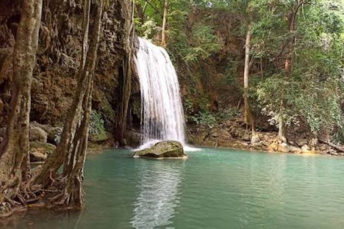 Les cascades turquoise du parc d'Erawan