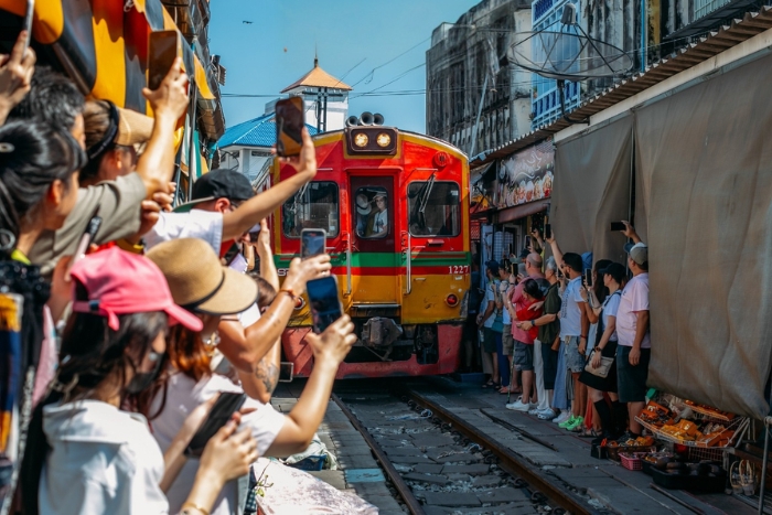 Le march&eacute; ferroviaire de Maeklong en Tha&iuml;lande