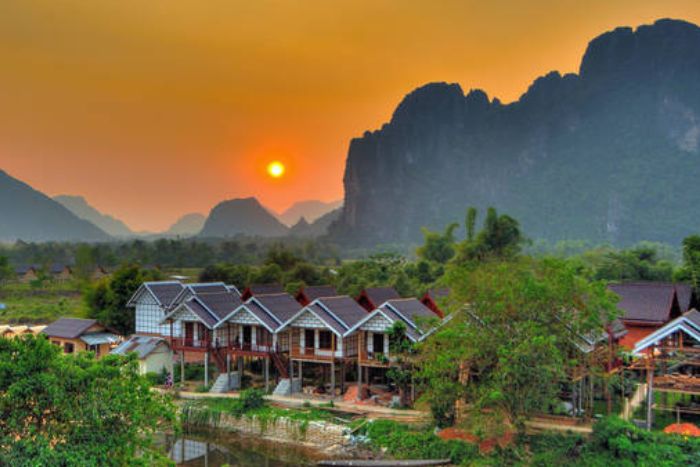 Vang Vieng est célèbre pour ses formations karstiques impressionnantes