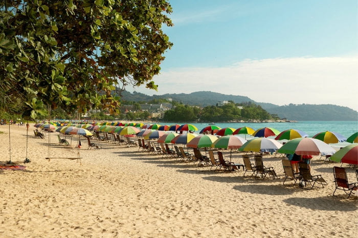 Détente en bord de plage de Kata lors de 15 jours au sud Thaïlande en hiver