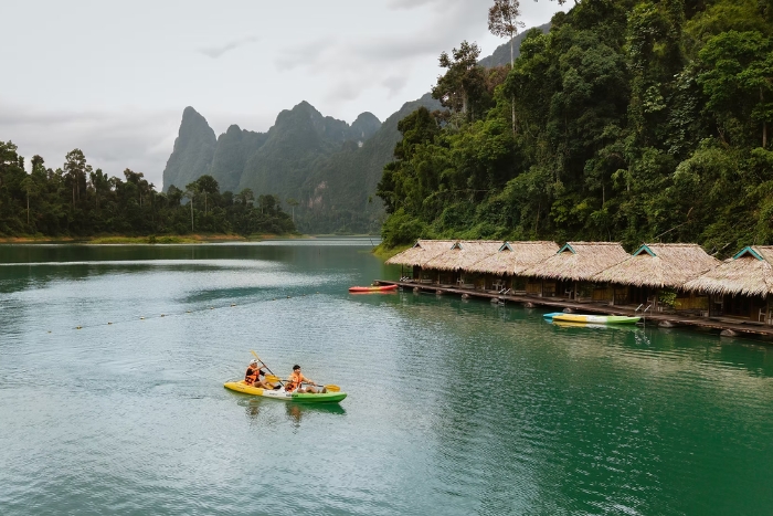 Lac Cheow Lan : paysages spectaculaires à inclure dans un itinéraire Thaïlande 15 jours plages et îles