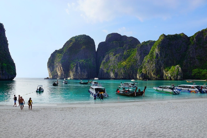 Maya Bay : beauté iconique à découvrir pendant un itinéraire 15 jours sud Thaïlande