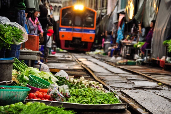 Marché de Maeklong : Un spectacle fascinant de vie au milieu des trains