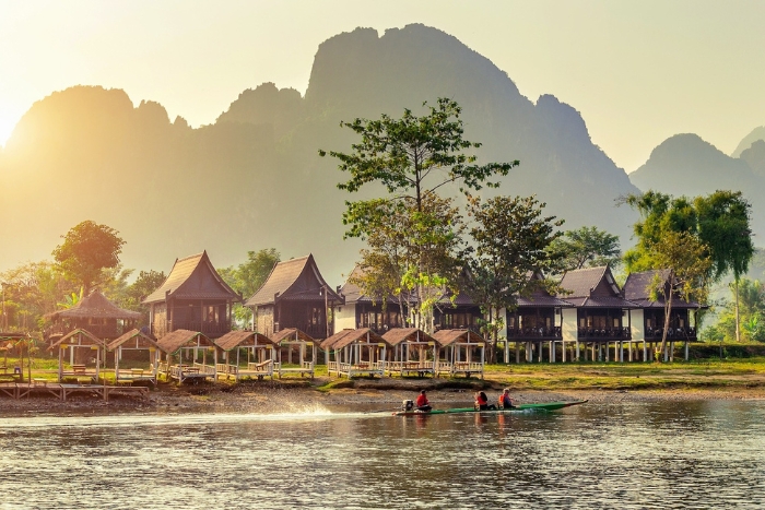 Flotter librement sur la rivière Nam Song à Vang Vieng