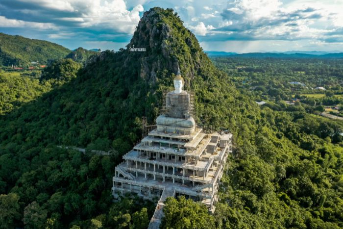 Wat Tham Khao Laem à Kanchanaburi, à ne pas manquer pour votre voyage en 1 mois en Thaïlande