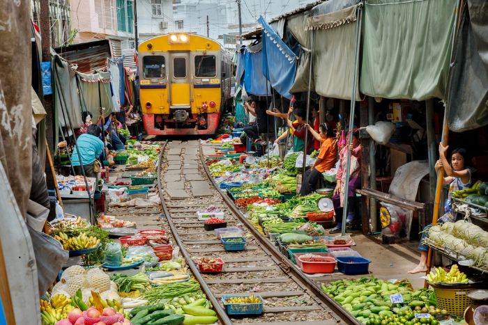 Marché ferroviaire de Maeklong - Incontournable de Thailande 5 jours