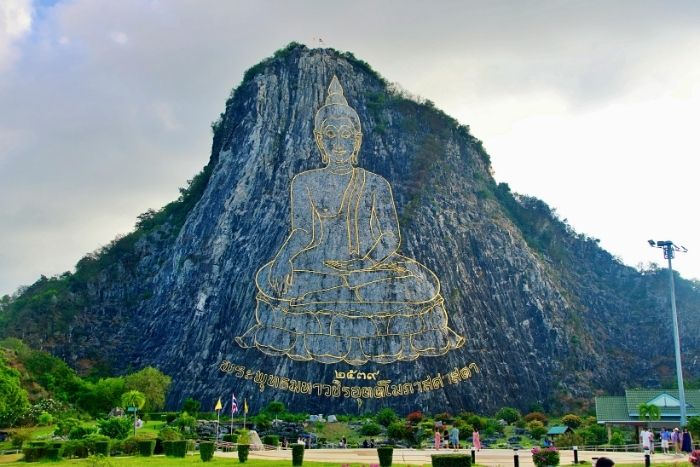 Khao Chi Chan est c&eacute;l&egrave;bre pour son immense Bouddha grav&eacute; dans la montagne