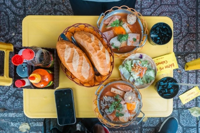 La street food fait partie des exp&eacute;riences incontournables d&rsquo;un voyage Tha&iuml;lande Vietnam en 7 jours