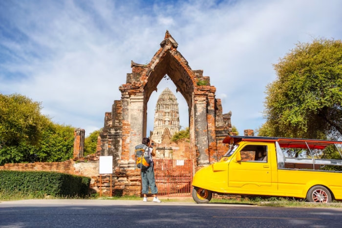  Prendre le tuk-tuk, un des moyens de transport à Ayutthaya