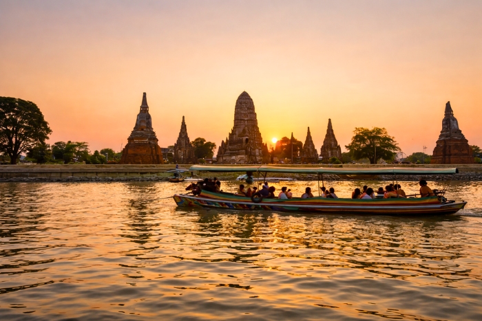 Immersion spirituelle au Wat Chaiwatthanaram au coucher du soleil
