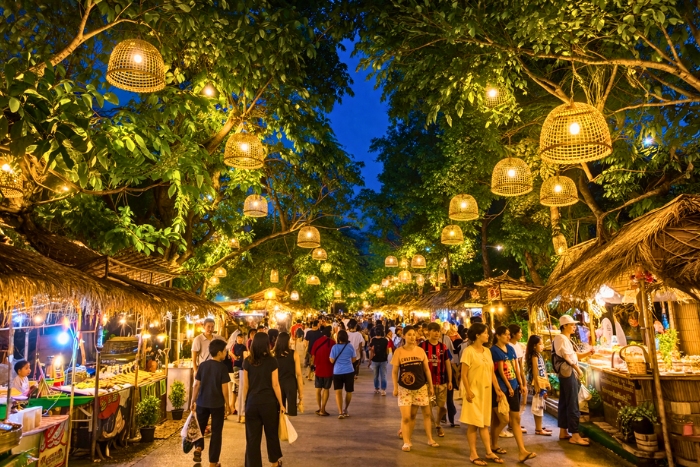 Ambiance dynamique du marché de nuit pour visiter Ayutthaya en avril autrement