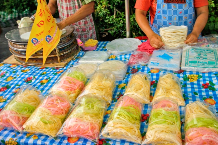 Pause gourmande avec le Roti Sai Mai au march&eacute; de nuit d&rsquo;Ayutthaya