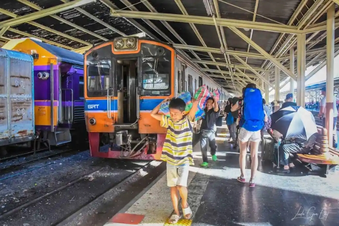 Le train - un des moyens de transport à Ayutthaya populaire