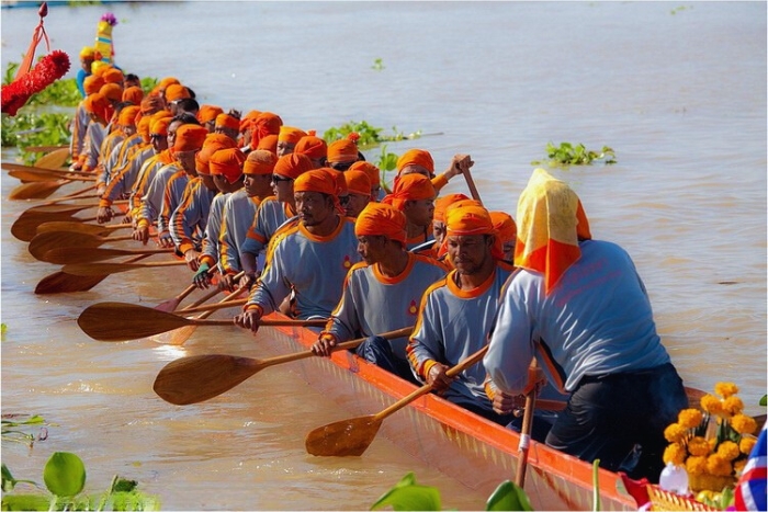 Explorer la Course de bateaux longs à Ayutthaya