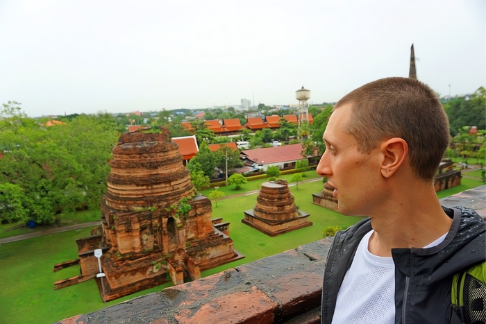 Le touriste visite Wat Yai Chai Mongkol pendant la saison des pluies