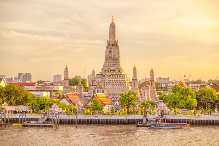 Vue du coucher de soleil au temple Wat Arun