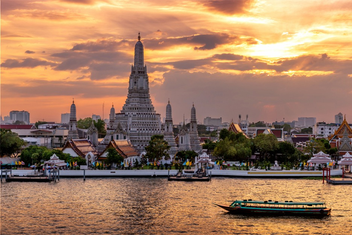 Wat Arun vu depuis la rivière, un arrêt immanquable à Bangkok