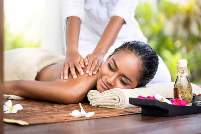 Massage thaï traditionnel dans un spa local à Bangkok, moment de détente après les visites
