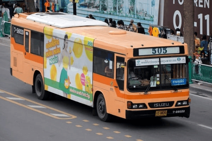 Les billets de bus et de minivan peuvent se vendre rapidement pendant la haute saison touristique