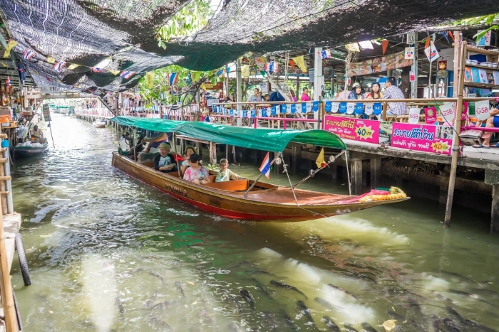 Que faire &agrave; Bangkok quand il fait chaud ? Visitez le march&eacute; flottant Khlong Lat Mayom