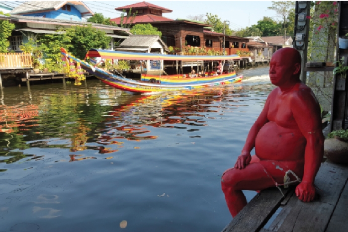 Statue taille réelle, peinte en rouge à Maison des Artistes