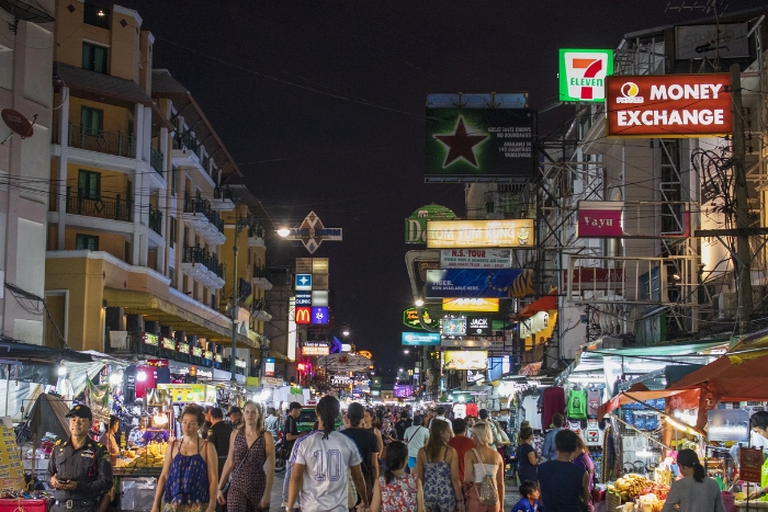 Que faire le soir à Bangkok ? Ambiance animée sur Khao San Road, repère de la vie nocturne