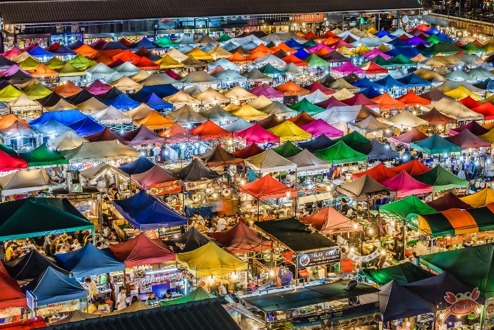 Ambiance locale et bars à ciel ouvert au Train Night Market Ratchada – Où sortir à Bangkok la nuit ?