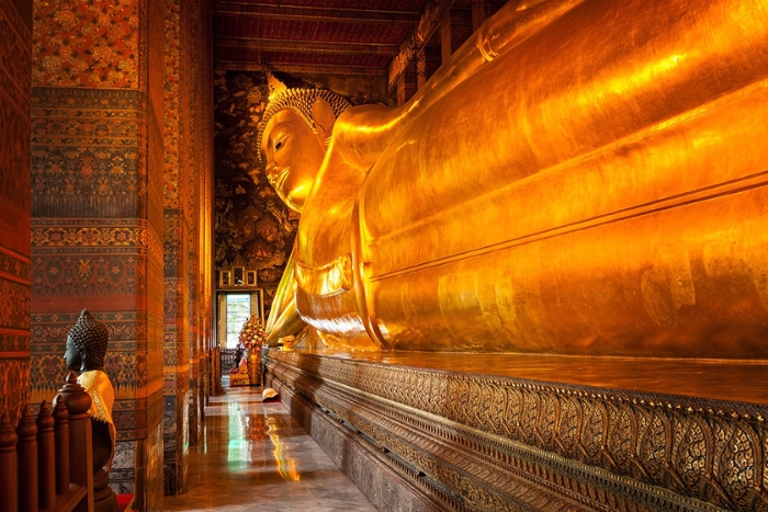 Wat Pho, connu pour son immense Bouddha couché
