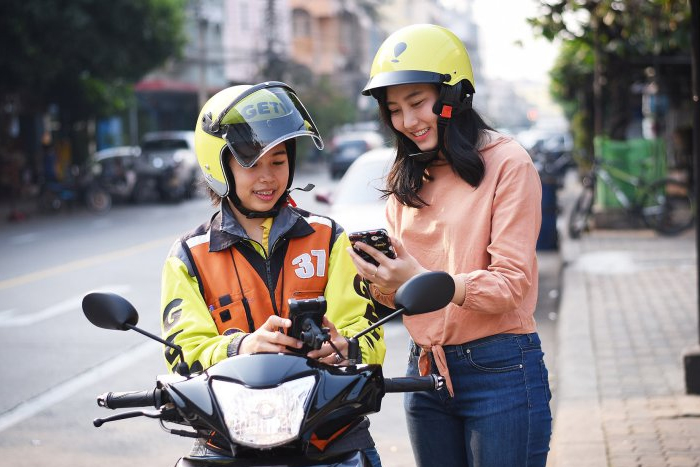 Moto-taxi gilet orange Bangkok - transport rapide circulation dense