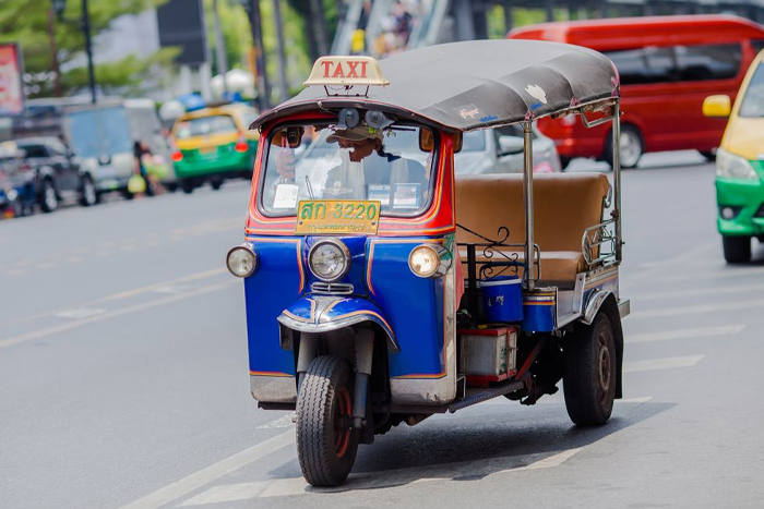 Tuk-tuk traditionnel Bangkok - transport touristique iconique trois roues