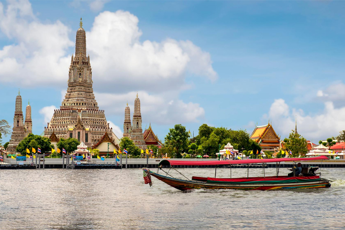 Balade en petit bateau traditionnel sur la rivière Chao Phraya à Bangkok en couple