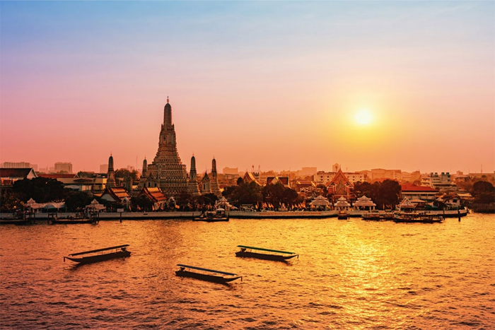 Admirez le coucher de soleil à Wat Arun