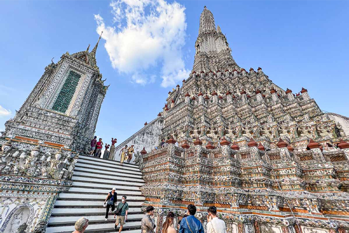 De nombreux touristes visitent Wat Arun chaque jour