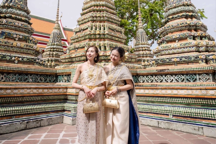 Porter le costume traditionnel thaïlandais, une des meilleures choses à faire à Bangkok