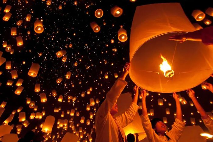 Le festival Yi Peng illumine le ciel de Chiang Mai avec des milliers de lanternes flottantes, créant une atmosphère magique et inoubliable