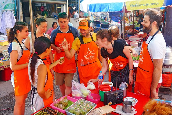 Faire du shopping au marché local à Chiang Mai est incontournable