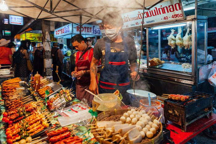 Marché de Chang Puak – parfait pour goûter à la vraie street food de Chiang Mai