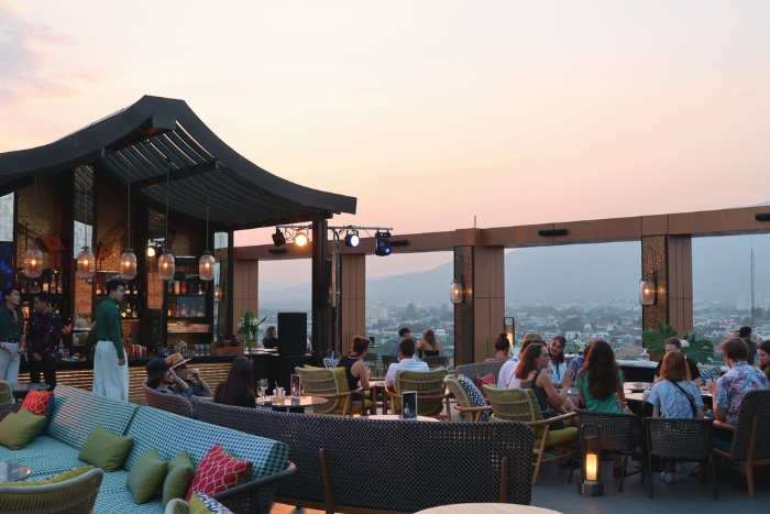 Vue de nuit depuis Hong’s Sky Bar – Vie nocturne à Chiang Mai avec style