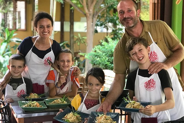 Cours de cuisine thaï en famille - activité ludique à Chiang Mai avec des enfants