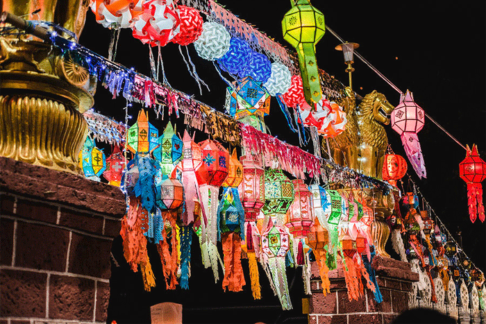 Les lanternes thaïlandaises (Khom Loi) sont un souvenir magique et symbolique de Chiang Mai