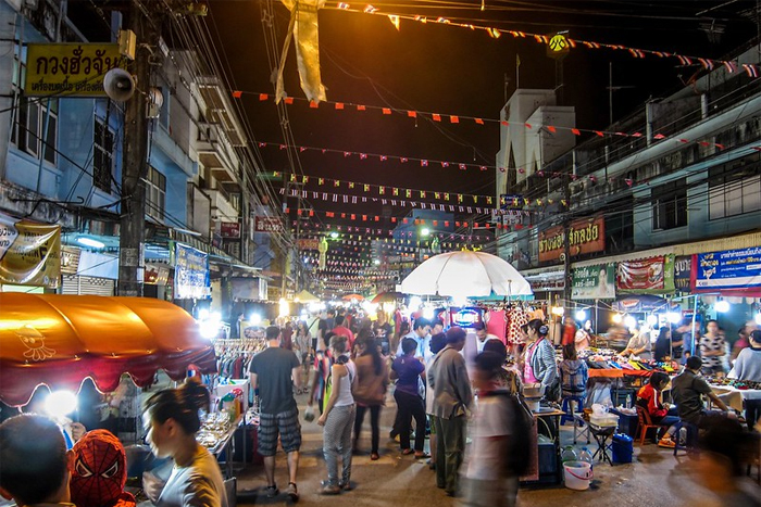 Découvrir le marché de nuit: activités incontournables à Chiang Rai