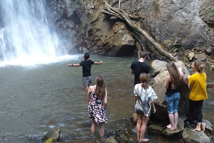 Se baigner au pied de la cascade de Khun Korn