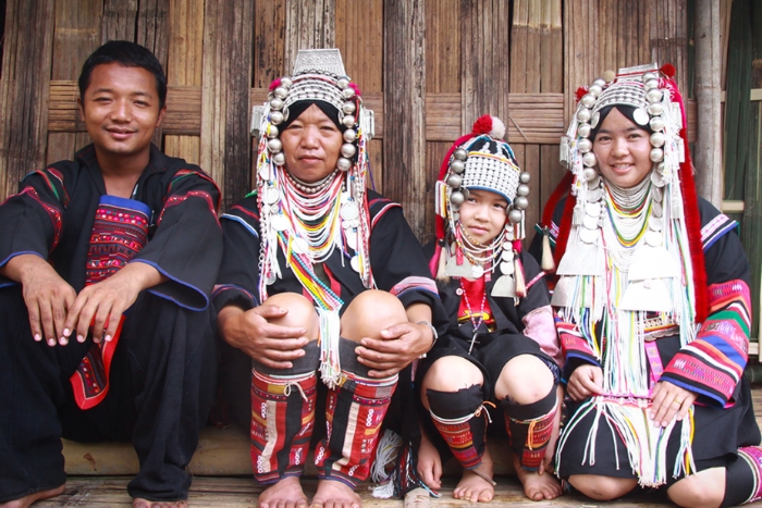 Les gens du peuple Akha dans leurs costumes traditionnels