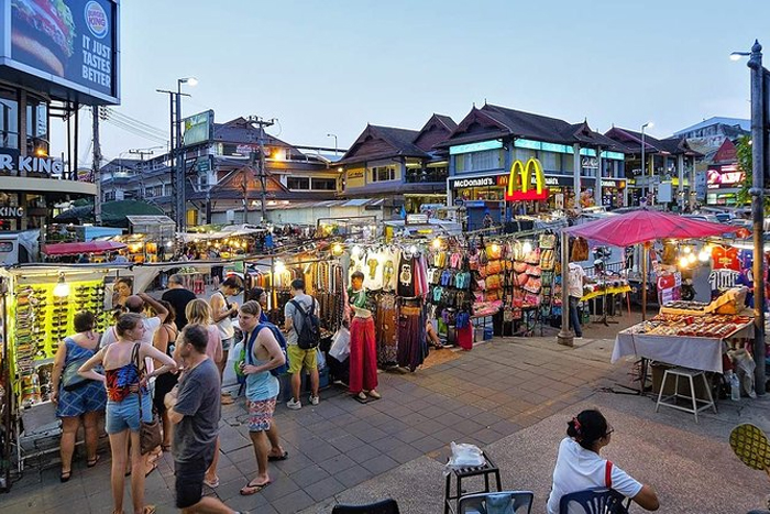 Explorer les marchés locaux et l’artisanat est une activité incontournable à Chiang Rai